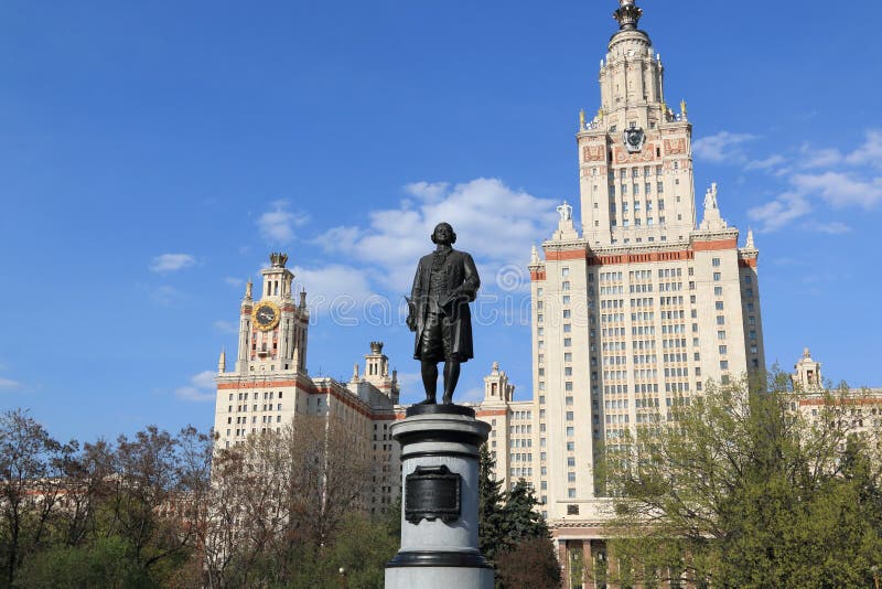Moscou, Russie - 1er mai 2019 : Sculpture de Mikhail Vasilyevich Lomonosov dans la perspective de Moscou Universit? d'?tat photo stock Moscou, Russie - 1er mai 2019 : Sculpture de Mikhail Vasilyevich Lomonosov dans la perspective de Moscou Universit? d'?tat photo stock