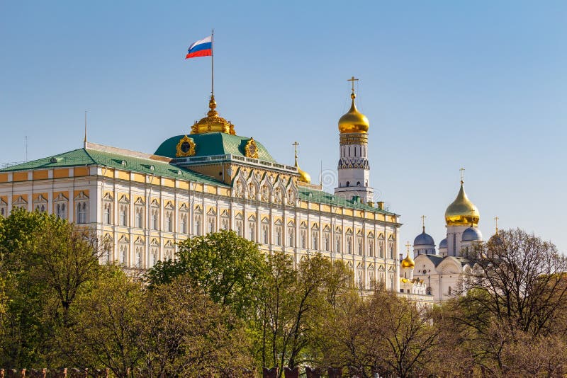 Moscou, Russie - 1er mai 2019 : Vue de palais grand de Kremlin avec le drapeau de ondulation de Fédération de Russie et de dômes photographie stock Moscou, Russie - 1er mai 2019 : Vue de palais grand de Kremlin avec le drapeau de ondulation de Fédération de Russie et de dômes photographie stock
