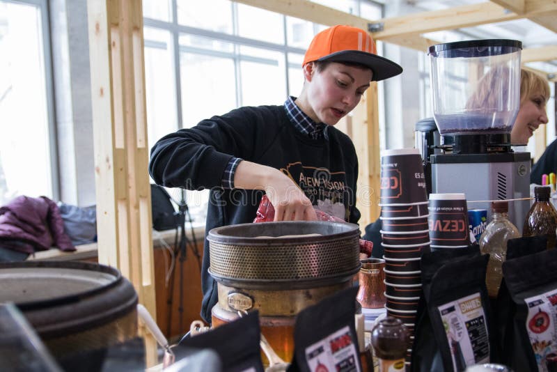 Moscou, Russie - 3 février 2019 Festival de café de Cezve Barista effectuant le café images libres de droits Moscou, Russie - 3 février 2019 Festival de café de Cezve Barista effectuant le café images libres de droits