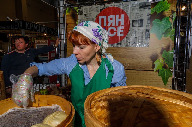Moscou, Russie - 25 février 2017 : La femme prépare le pyan-Se coréen national d'aliments de préparation rapide dans un vapeur en images stock Moscou, Russie - 25 février 2017 : La femme prépare le pyan-Se coréen national d'aliments de préparation rapide dans un vapeur en images stock