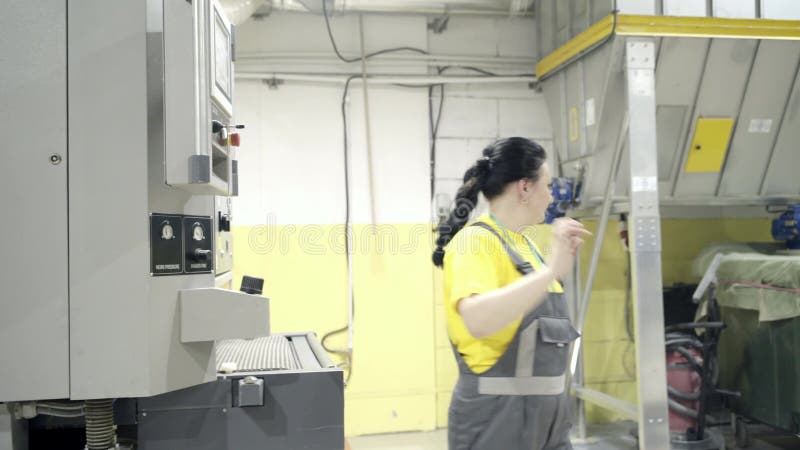 Moscou, Russie - 15 juin 2018 : La travailleuse presse le panneau de commande de la machine action Contrôles qualifiés de main-d' banque de vidéos