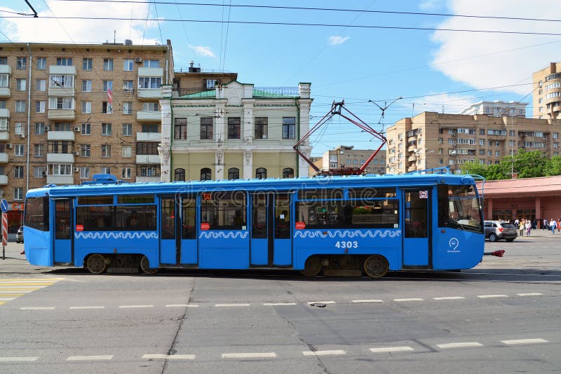 Moscou, Russie - 3 juin 2016 Tram aux carrefours devant le souterrain Krasnoselskaya photographie stock Moscou, Russie - 3 juin 2016 Tram aux carrefours devant le souterrain Krasnoselskaya photographie stock