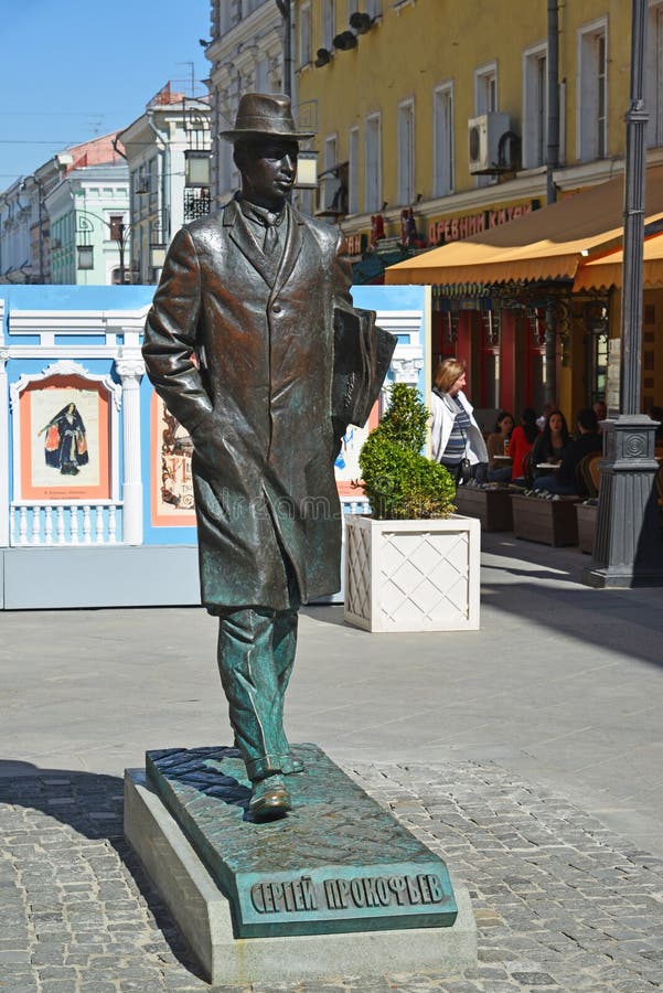 Moscou, Russie - 6 mai 2017 Le monument au compositeur Sergei Prokofiev dans la ruelle de Kamergersky photos stock Moscou, Russie - 6 mai 2017 Le monument au compositeur Sergei Prokofiev dans la ruelle de Kamergersky photos stock