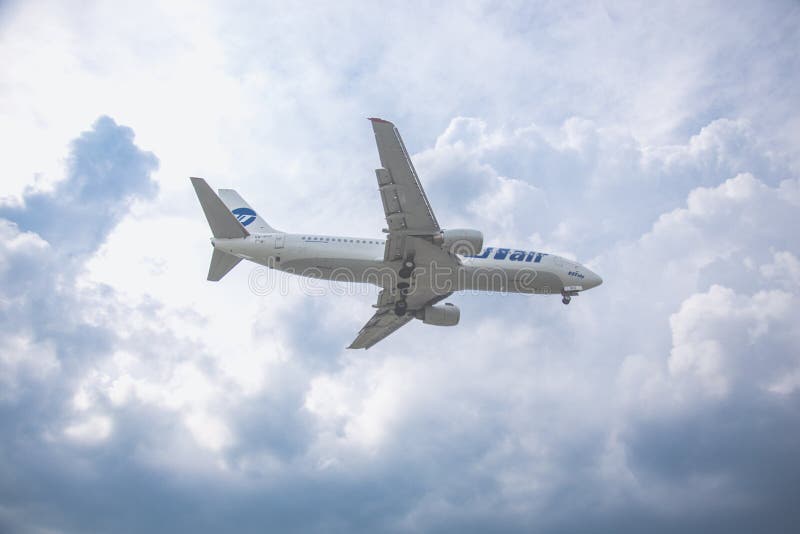Moscou, Russie - 9 mai 2019 : Plan rapproch? d'un avion de passagers d'un vol d'Utair de ligne a?rienne sur sur le fond d'un ciel photographie stock Moscou, Russie - 9 mai 2019 : Plan rapproch? d'un avion de passagers d'un vol d'Utair de ligne a?rienne sur sur le fond d'un ciel photographie stock