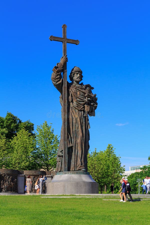 Moscou, Russie - 27 mai 2018 : Vue de monument à prince Vladimir de place de Borovitskaya dans la soirée ensoleillée photo libre de droits Moscou, Russie - 27 mai 2018 : Vue de monument à prince Vladimir de place de Borovitskaya dans la soirée ensoleillée photo libre de droits