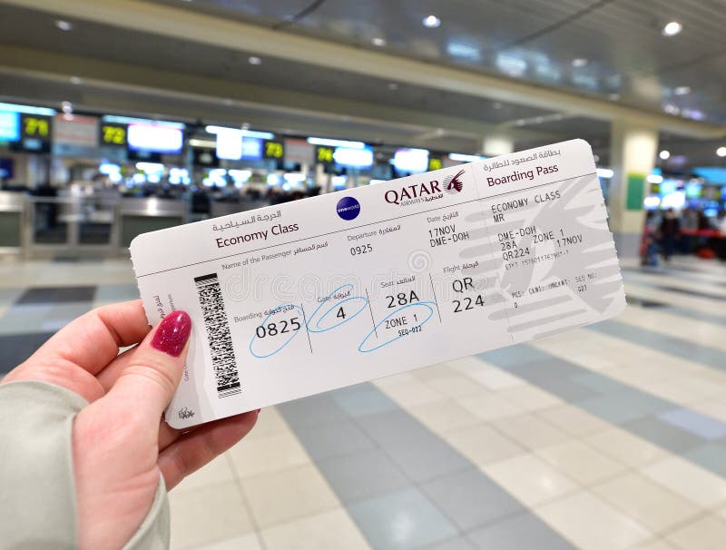 Moscou, Russie - 17 novembre 2019 Carte d'embarquement de Qatar Airways à la main d'une femme sur fond de Domodedovo Internationa