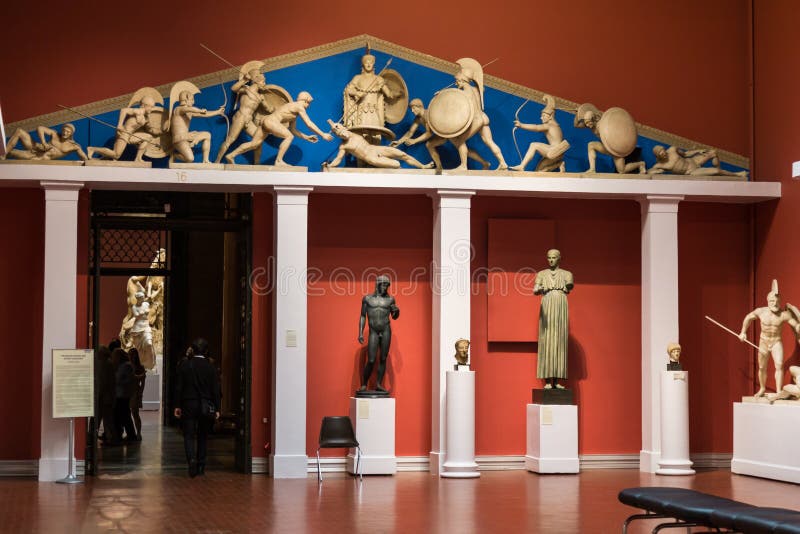 Moscou, Russie - 9 novembre 2017 : Rangée des statues dans le musée de Pushkin des beaux-arts, le plus grand musée de l'art europ image libre de droits Moscou, Russie - 9 novembre 2017 : Rangée des statues dans le musée de Pushkin des beaux-arts, le plus grand musée de l'art europ image libre de droits