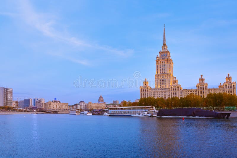 MOSCOU, Russie - 20 octobre : Hôtel Ukraine Radisson royal sur s images stock MOSCOU, Russie - 20 octobre : Hôtel Ukraine Radisson royal sur s images stock