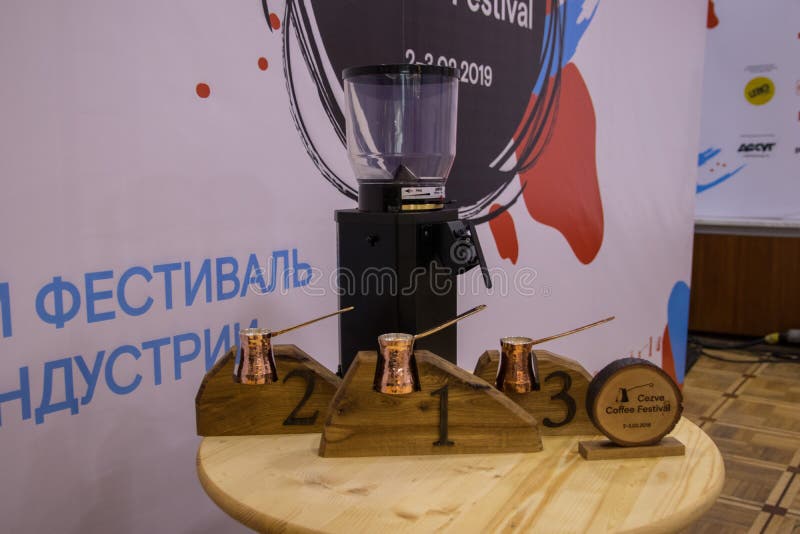 Moscou, Rússia - 3 de fevereiro de 2019 Festival do café de Cezve Tabela com prêmios fotografia de stock Moscou, Rússia - 3 de fevereiro de 2019 Festival do café de Cezve Tabela com prêmios fotografia de stock
