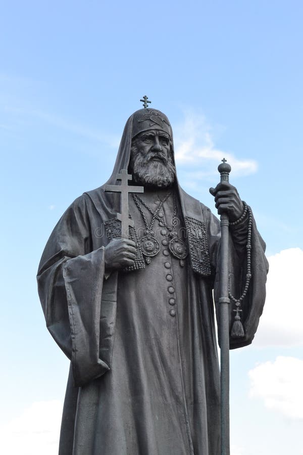 MOSCOU, RÚSSIA - 11 DE JULHO DE 2018: Monumento dedicado ao patriarca da igreja ortodoxa do russo Christ a catedral do salvador foto de stock royalty free MOSCOU, RÚSSIA - 11 DE JULHO DE 2018: Monumento dedicado ao patriarca da igreja ortodoxa do russo Christ a catedral do salvador foto de stock royalty free