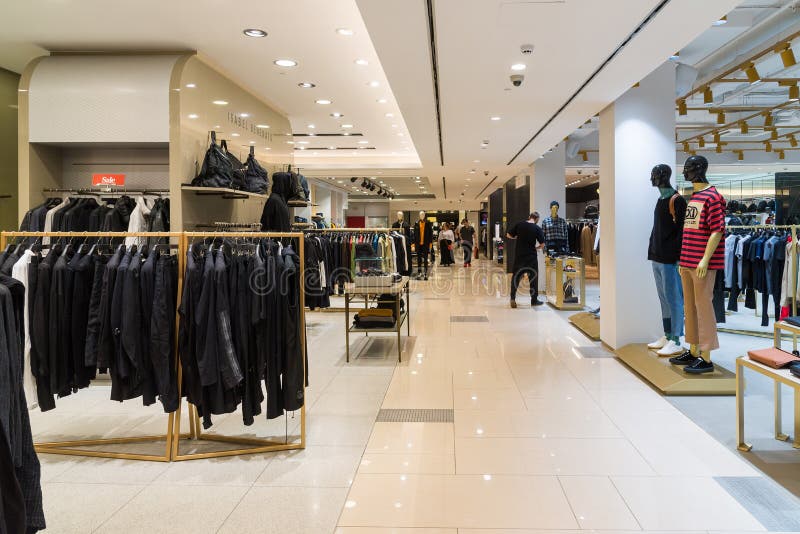 Moscou, Rússia - 25 de julho 2017 Roupa dos homens na loja TSUM imagem de stock Moscou, Rússia - 25 de julho 2017 Roupa dos homens na loja TSUM imagem de stock