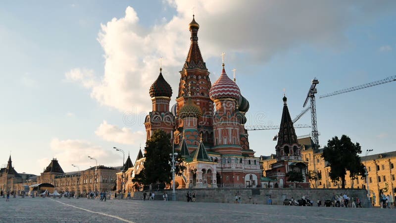 MOSCOU, RÚSSIA - 23 DE JUNHO DE 2016: A catedral da manjericão do St em um dia ensolarado no quadrado vermelho em Moscou