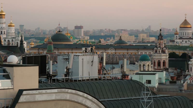 MOSCOU, RÚSSIA - 23 DE JUNHO DE 2016 a opinião da abóbada do Kremlin de uma construção alta