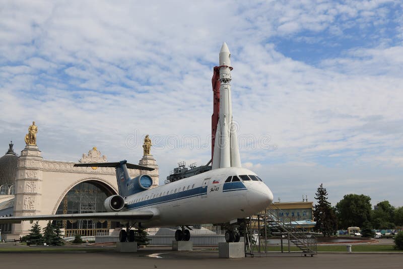 Moscou, Rússia - 25 de maio de 2019: Cosmos Pavilion, avião civil de passageiros e modelo de veículo lançador Vostok fotografia de stock Moscou, Rússia - 25 de maio de 2019: Cosmos Pavilion, avião civil de passageiros e modelo de veículo lançador Vostok fotografia de stock