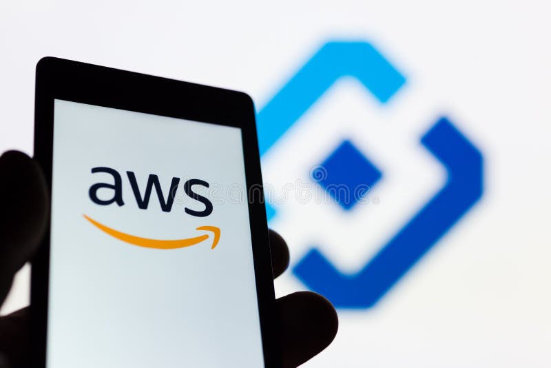 MOSCOU, RÚSSIA - 9 DE MAIO DE 2018: Smartphone à disposição com logotipo dos serviços de Web AWS das Amazonas Emblema de Roskomna fotos de stock MOSCOU, RÚSSIA - 9 DE MAIO DE 2018: Smartphone à disposição com logotipo dos serviços de Web AWS das Amazonas Emblema de Roskomna fotos de stock