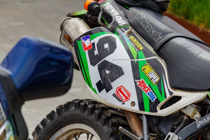 Moscou, Rússia - 4 de maio de 2019: Tubulação do sistema de roda traseira e de exaustão do close up da motocicleta dos esportes d imagem de stock Moscou, Rússia - 4 de maio de 2019: Tubulação do sistema de roda traseira e de exaustão do close up da motocicleta dos esportes d imagem de stock