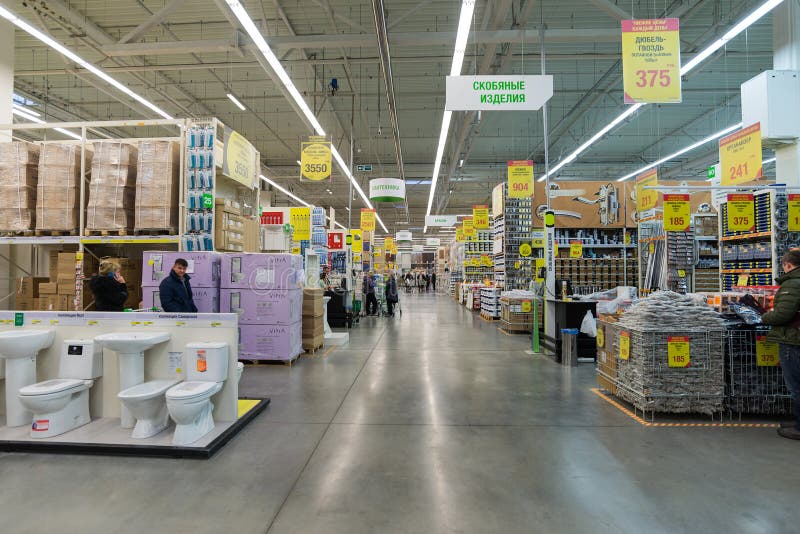 MOSCOU, RÚSSIA - 3 DE MARÇO DE 2015 O interior de Leroy Merlin Store Leroy Merlin é uma casa-melhoria francesa e um retai de jard fotos de stock MOSCOU, RÚSSIA - 3 DE MARÇO DE 2015 O interior de Leroy Merlin Store Leroy Merlin é uma casa-melhoria francesa e um retai de jard fotos de stock