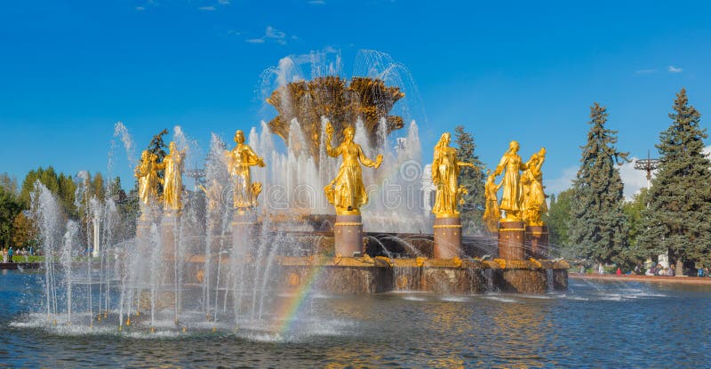 MOSCOU, RÚSSIA - 25 DE SETEMBRO DE 2015: Amizade do centro de exposição de VDNKh da fonte dos povos imagem de stock MOSCOU, RÚSSIA - 25 DE SETEMBRO DE 2015: Amizade do centro de exposição de VDNKh da fonte dos povos imagem de stock