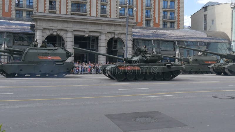 MOSCOU, RÚSSIA equipamento militar do 7 de maio de 2016 que move sobre a rua de Tverskaya