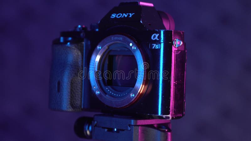 Moscou, Rússia, 18 02 2020: Filme antigo da Sony A7S sem lente Vemos uma pequena matriz suja com pó