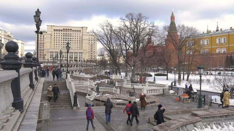 MOSCOU, RÚSSIA, o 11 de fevereiro de 2017: Os povos andam em Alexander Gardens, no centro de Moscou No dia de inverno