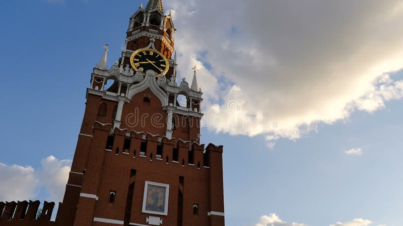 MOSCOU, RÚSSIA, O 23 DE JUNHO DE 2016: Torre do Spassky do Kremlin Quadrado vermelho