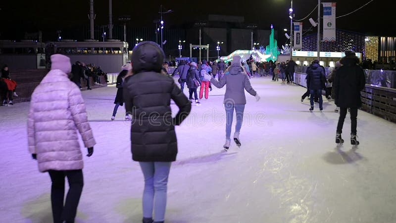 MOSCOU, RÚSSIA, O 27 DE NOVEMBRO DE 2016: Patim dos povos no inverno de patinagem da pista