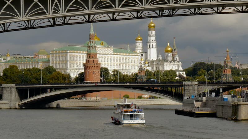 MOSCOU, RÚSSIA, O 24 DE SETEMBRO DE 2016: Vista do Kremlin da terraplenagem do rio de Moskva