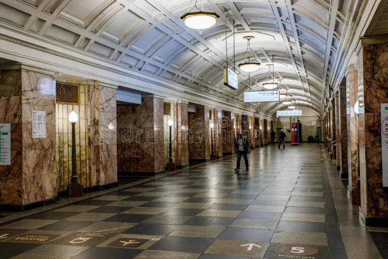 Moscou, Rússia 26 pode de Belorusskaya a estação 2019 de metro perto da estação de trem de Belorussky Entrada bonita com colunas imagens de stock Moscou, Rússia 26 pode de Belorusskaya a estação 2019 de metro perto da estação de trem de Belorussky Entrada bonita com colunas imagens de stock