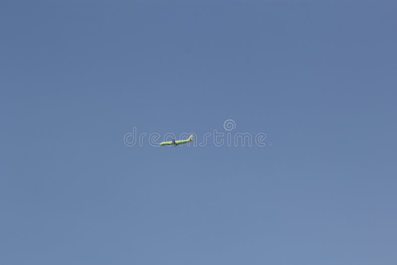 Moscou, Rússia-pode 30, 2015: Plano no céu S7 Airlines foto de stock Moscou, Rússia-pode 30, 2015: Plano no céu S7 Airlines foto de stock