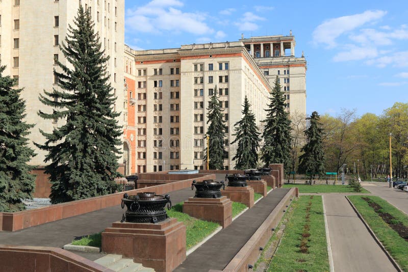 Moscou, Rússia - 1º de maio de 2019: Ideia da universidade estadual de Moscou à direita da entrada principal à construção princip foto de stock royalty free Moscou, Rússia - 1º de maio de 2019: Ideia da universidade estadual de Moscou à direita da entrada principal à construção princip foto de stock royalty free