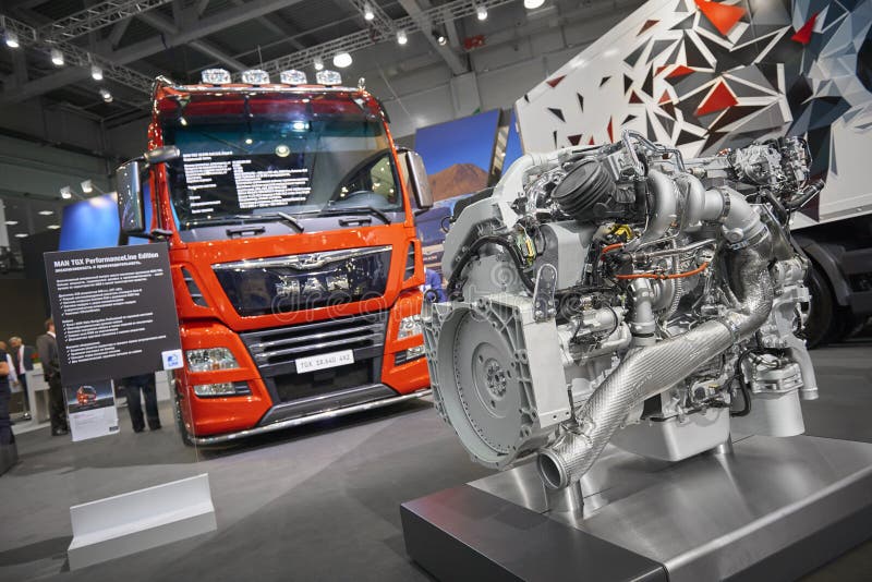 MOSCOU, SEPT, 5, 2017 : Vue sur le camion d'HOMME rouge et le moteur diesel de camion - objets exposés sur l'exposition ComTrans- photographie stock MOSCOU, SEPT, 5, 2017 : Vue sur le camion d'HOMME rouge et le moteur diesel de camion - objets exposés sur l'exposition ComTrans- photographie stock