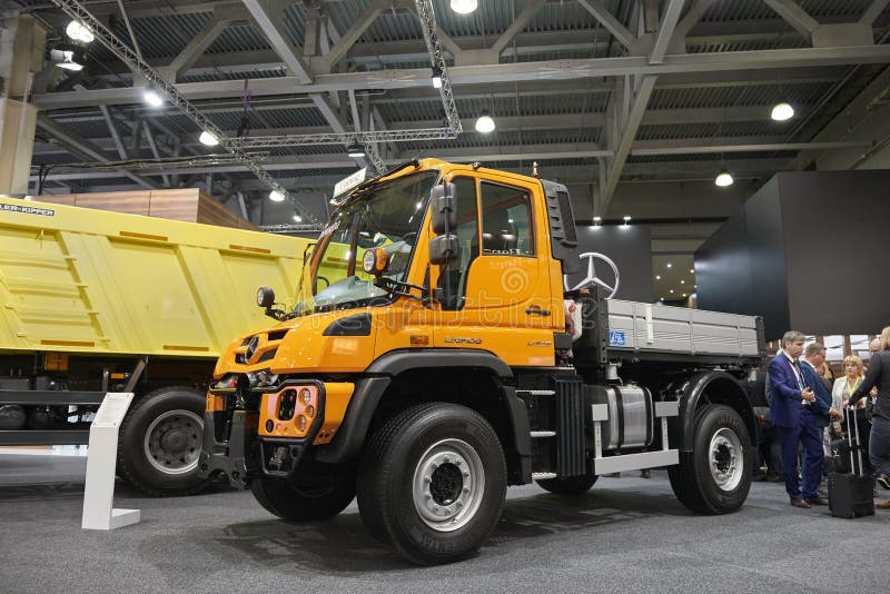 MOSCOU, SETEMBRO, 5, 2017: A vista no caminhão novo Mercedes-Benz Unimog do serviço para o vário serviço da cidade das alterações fotografia de stock royalty free MOSCOU, SETEMBRO, 5, 2017: A vista no caminhão novo Mercedes-Benz Unimog do serviço para o vário serviço da cidade das alterações fotografia de stock royalty free