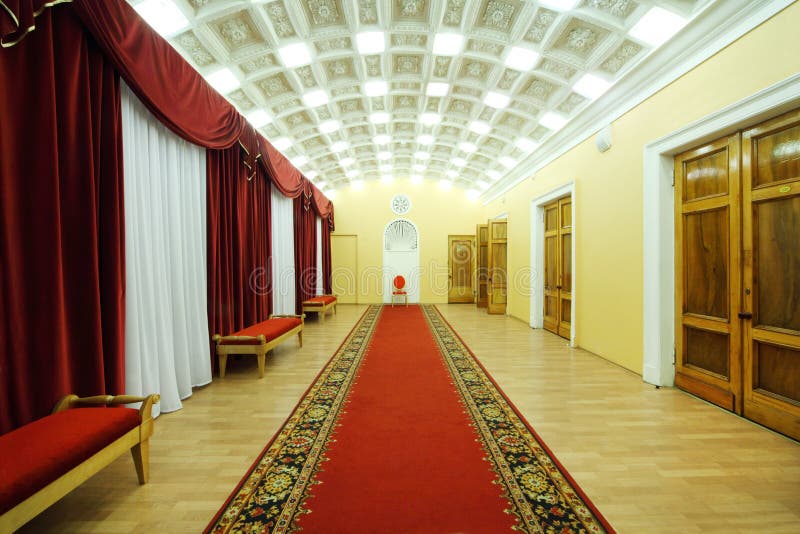 Hall med rött mattar i slott på Yauza arkivbild Hall med rött mattar i slott på Yauza arkivbild