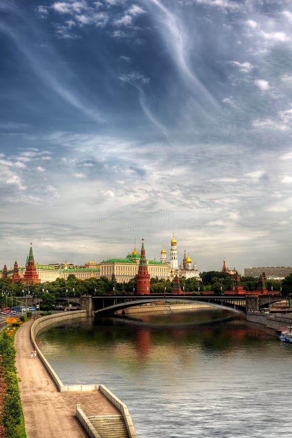 Moscú terraplén sobre el un rio en cancelar por la tarde.