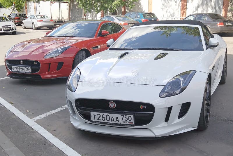 moscow outono 2018 Carros vermelhos e brancos Dois Jaguar F - o tipo S estacionou perto do negócio de Porsche foto de stock moscow outono 2018 Carros vermelhos e brancos Dois Jaguar F - o tipo S estacionou perto do negócio de Porsche foto de stock