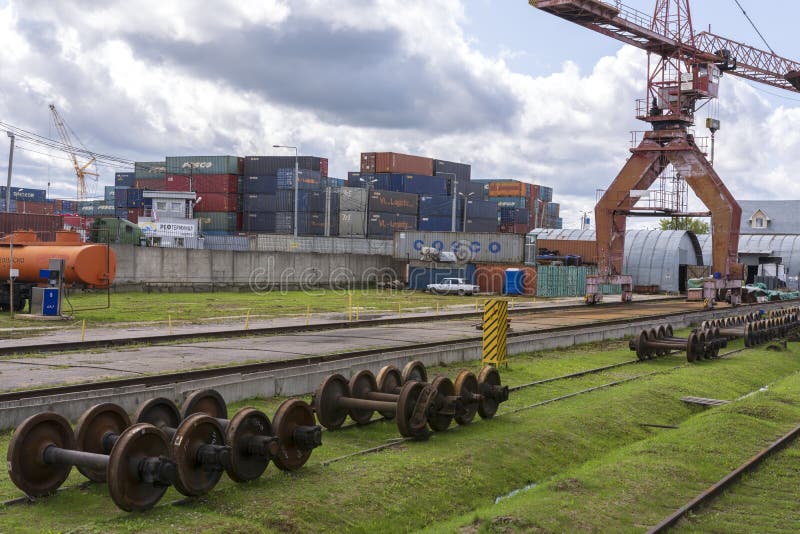 moscow Rosji 19 2019 Lipiec ?adunku terminal Magazyn z metali zbiornikami Ładunku żuraw na poręczach zdjęcia stock moscow Rosji 19 2019 Lipiec ?adunku terminal Magazyn z metali zbiornikami Ładunku żuraw na poręczach zdjęcia stock