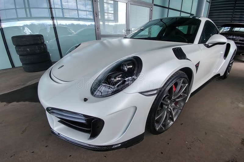 Москва, Россия - 29 апреля 2019 года: эксклюзивный белый матовый Porsche 911 turbo в эксклюзивном широком и карбоновом обвесе под названием Stinger from. Тюнинг топкара. Припаркованный на стоковой фотографии Москва, Россия - 29 апреля 2019 года: эксклюзивный белый матовый Porsche 911 turbo в эксклюзивном широком и карбоновом обвесе под названием Stinger from. Тюнинг топкара. Припаркованный на стоковой фотографии