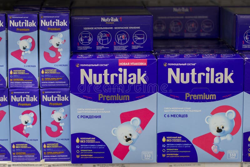 03-08-2019 Москва, Россия. Детское питание Nutrilak Premium milk formula. Сухая смесь для кормления младенцев стоковая фотография