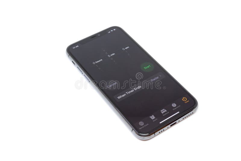 iPhone 11 Pro màu đen trên nền trắng sẽ khiến cho cuộc sống của bạn trở nên hoàn hảo hơn với những tính năng vượt trội và thiết kế đẹp mắt. Hãy xem hình ảnh để cảm nhận sự đẳng cấp của chiếc điện thoại này.