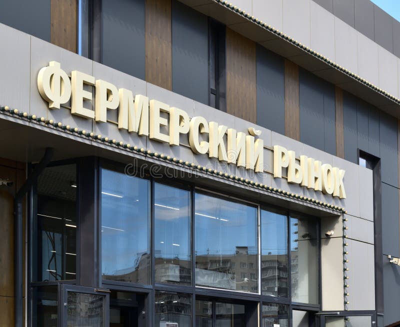 Moscou, Rússia - 02 de fevereiro. 2016. Tablet PC em Eldorado é grandes cadeias de lojas que vendem eletrônicos — Fotografia de Stock Editorial © olenka-2008 #98092330