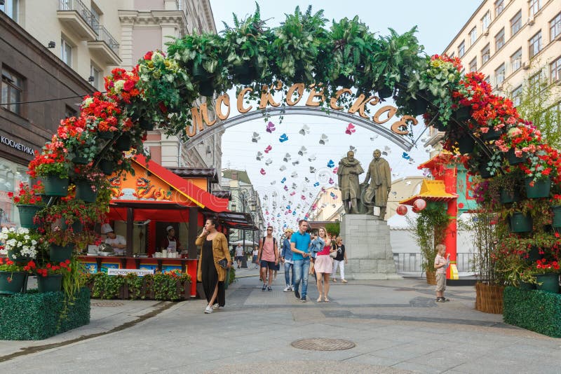 Камергерский переулок масленица. Камергерский переулок арка. Камергерский переулок Москва. Камергерский переулок Москва цветочный джем. Московское лето фестиваль варенья 2016.