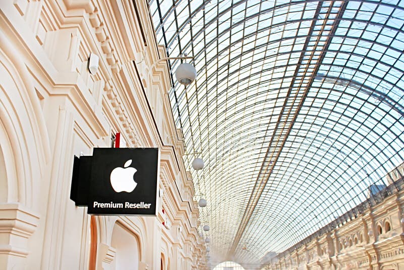 Прозрачный потолок и лампы, вывеска Apple PREMIUM RESELLER в государственном универмаге ГУМ, Москва, Россия Сток-фотография без роялти