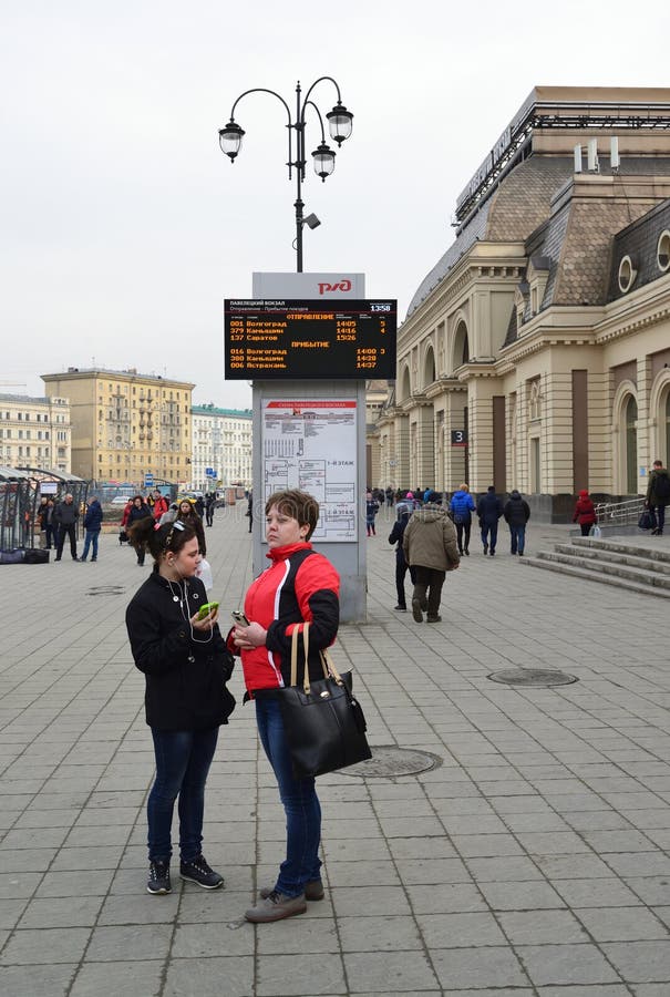 Moscova, 11 martie 2017. călători care așteaptă un tren în apropierea tabloului de bord al stației de cale ferată Paveletsky stock photo