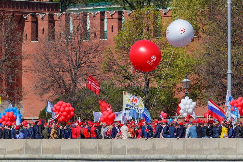 Красная площадь 10 мая. Демонстрации с цветами, флажками и шариками.. Первое мая красная площадь 2019. Демонстрация 1 мая красная площадь 2019. 1 Мая красные флаги и шарики.