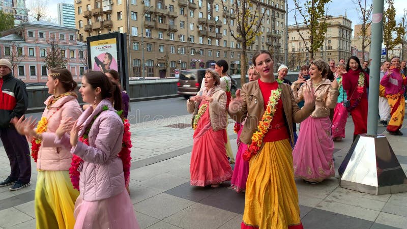 MOSCOW, RÚSSIA- JULHO 4: Devotos de Hare Krishna dançando com foliões de  carnaval durante o festival