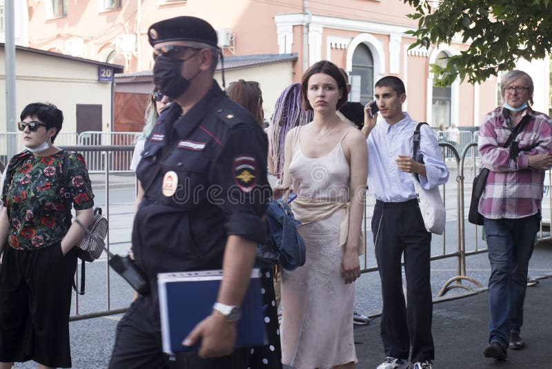 Hundreds of people gathered outside the court behind police barriers before the verdict was handed down Friday morning stock photography Hundreds of people gathered outside the court behind police barriers before the verdict was handed down Friday morning stock photography