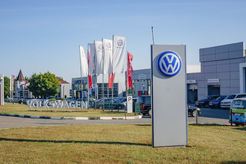 Moscow, Russia - september 1, 2019: Building of Volkswagen car selling and service center with Volkswagen sign stock images Moscow, Russia - september 1, 2019: Building of Volkswagen car selling and service center with Volkswagen sign stock images