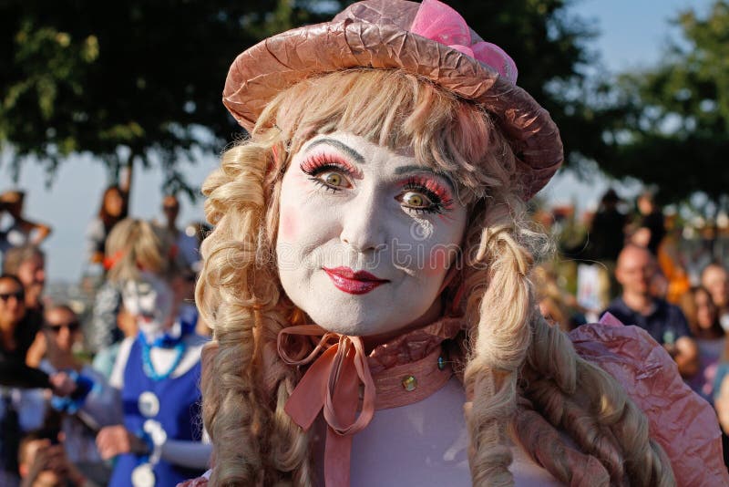 Portrait of a female actress as a doll from street theatre `Сomedians from London` at the festival `Bright People` in park Muz royalty free stock images Portrait of a female actress as a doll from street theatre `Сomedians from London` at the festival `Bright People` in park Muz royalty free stock images