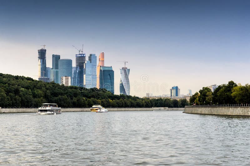 MOSCOW, RYSSLAND - AUGUSTI 2014: Moskva-stad, Ryssland Synen från Moskva International Business Center från floden arkivfoton MOSCOW, RYSSLAND - AUGUSTI 2014: Moskva-stad, Ryssland Synen från Moskva International Business Center från floden arkivfoton